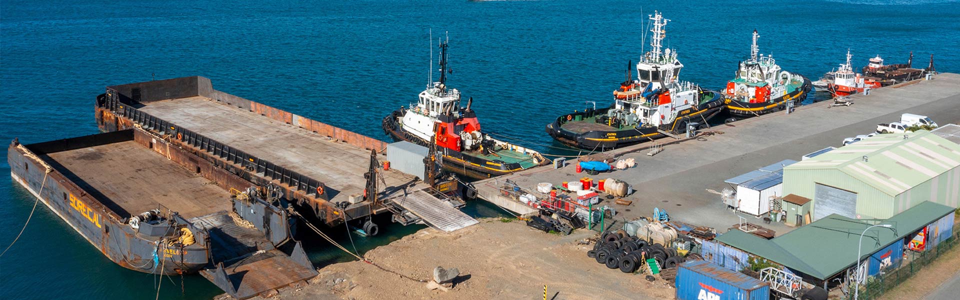 Remorqueurs et barges en Nouvelle Calédonie